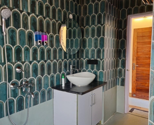 mountain-view-cottage-mukteshwar-11 Modern cottage bathroom in Mukteshwar