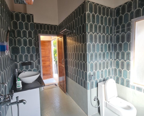 mountain-view-cottage-mukteshwar-12 Cottage bathroom at Villa Oakland